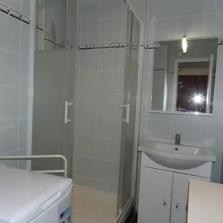Apartment T2 En Bord De Mer Avec Parking Au Lavandou - Fr-1-251-800