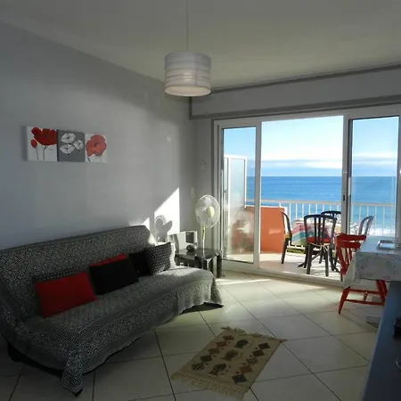 Apartment T2 En Bord De Mer Avec Parking Au Lavandou - Fr-1-251-800