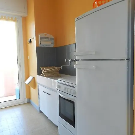 T2 En Bord De Mer Avec Parking Au Lavandou - Fr-1-251-800 Le Lavandou