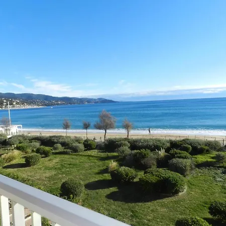 T2 En Bord De Mer Avec Parking Au Lavandou - Fr-1-251-800 *
