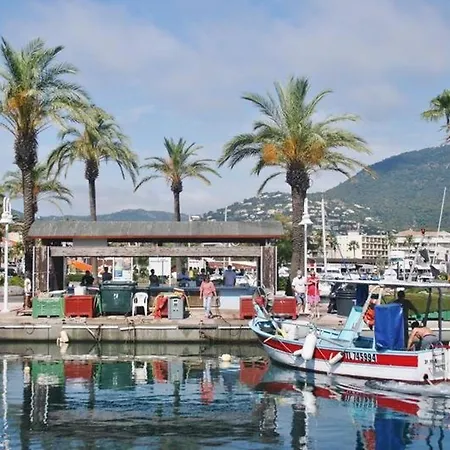 T2 En Bord De Mer Avec Parking Au Lavandou - Fr-1-251-800
